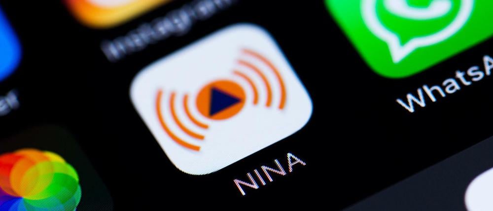 Die Notfall-Informations- und Nachrichten-APP «NINA» des Bundesamts für Bevölkerungsschutz und Katastrophenhilfe ist auf einem Smartphone-Display zu sehen.