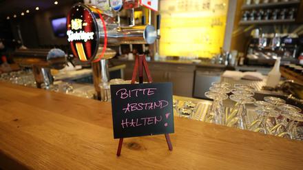 Auch am Tresen. Wegen der Abstandspflicht können Gastwirte und Hotels ihre Kapazitäten nicht voll auslasten. 