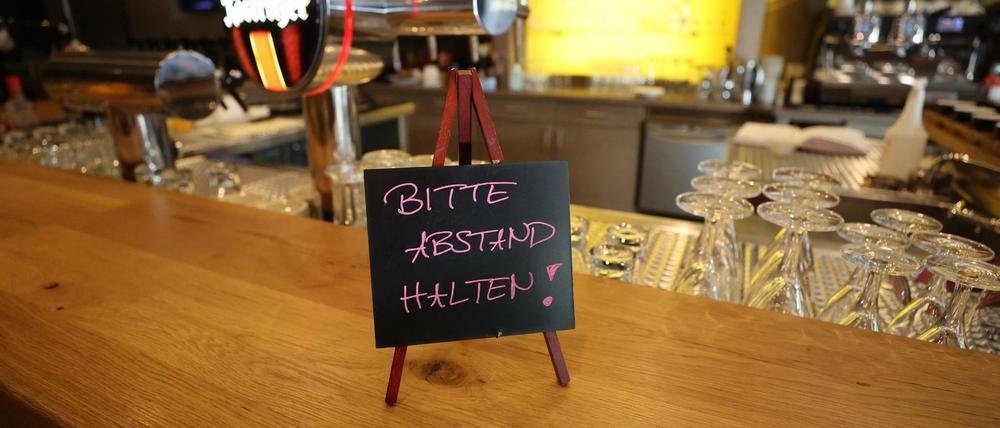 Auch am Tresen. Wegen der Abstandspflicht können Gastwirte und Hotels ihre Kapazitäten nicht voll auslasten. 