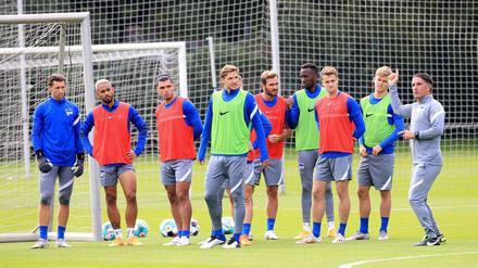 Trainer Bruno Labbadia (rechts) hat klare Vorstellungen, wo er mit Hertha BSC hinwill. Nach oben.