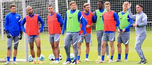 Trainer Bruno Labbadia (rechts) hat klare Vorstellungen, wo er mit Hertha BSC hinwill. Nach oben.