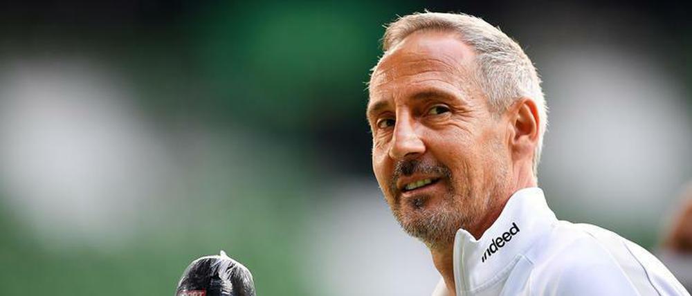 Trainer Adi Hütter freut sich über einen neuen Vertrag bis 2023.