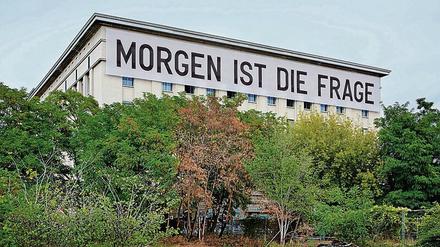 An der Fassade des Berghain prangt eine Parole von Rirkrit Tiravanija.