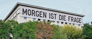 An der Fassade des Berghain prangt eine Parole von Rirkrit Tiravanija.