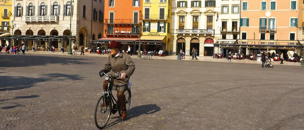 Radler auf der Piazza Bra in Verona