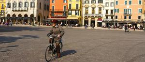 Radler auf der Piazza Bra in Verona