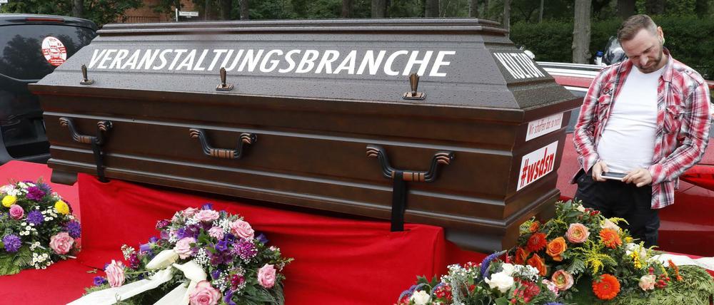 Die Veranstaltungsbranche wird symbolisch zu Grabe getragen.