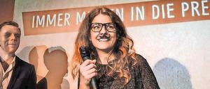 Macht Hoffnung. Ronja von Wurmb-Seibel, hier beim Reporter-Slam 2017, schreibt gegen die Verzweiflung.