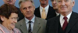Rita Süssmuth präsentiert 2004 den Jahresbericht ihrer Kommission. Im selben Jahr löste Bundesinnenminister Schily (rechts) das Gremium auf.