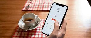 Hauptsache smart. Egal, ob Espresso im Café oder die Pommes im Schwimmbad: Mit der Satispay-App sollen Nutzer ohne Kosten auch kleine Summen per Handy zahlen können. 