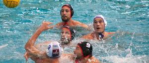 Viel los im Wasser zwischen den Wasserfreunden Spandau 04 (schwarze Kappen) und Waspo Hannover.