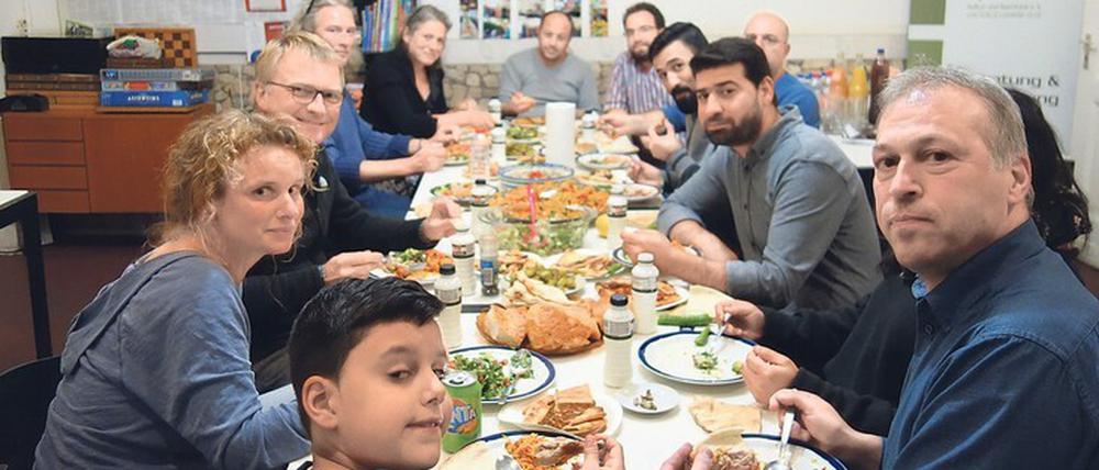 Ein Ort, der Menschen zusammenbringt. In den Vereinsräumen in der Buttmannstraße wird das Straßenfest geplant.