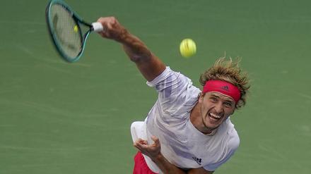 Alexander Zverev schlägt inzwischen lieber zu riskant als zu vorsichtig auf.