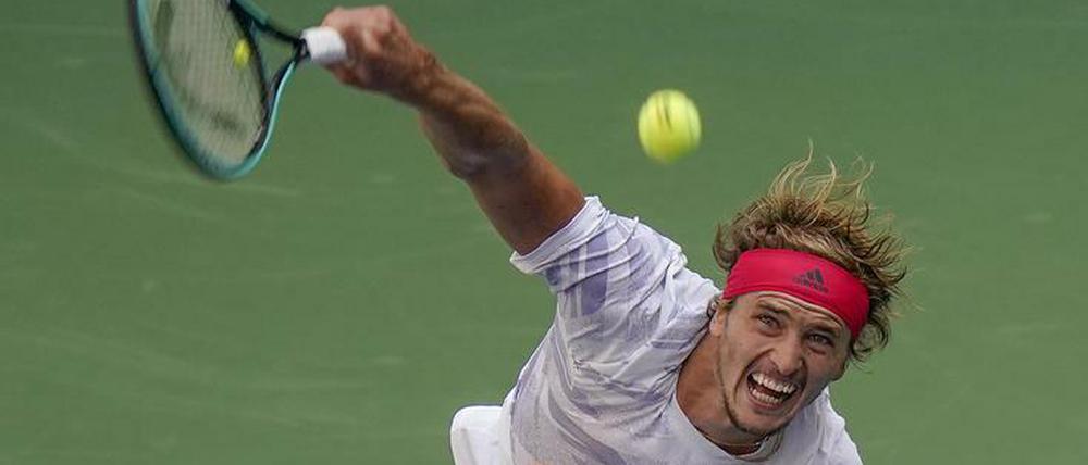 Alexander Zverev schlägt inzwischen lieber zu riskant als zu vorsichtig auf.