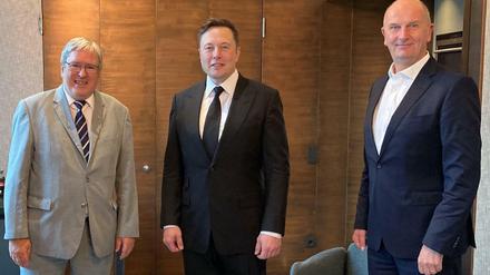 Anfang September traf sich Tesla-Chef Elon Musk (Mitte) mit Ministerpräsident Dietmar Woidke (rechts) und Wirtschaftsminister Jörg Steinbach (beide SPD).