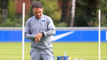Was? Schon so spät? Trainer Bruno Labbadia hätte gern mehr Zeit für die Vorbereitung gehabt.
