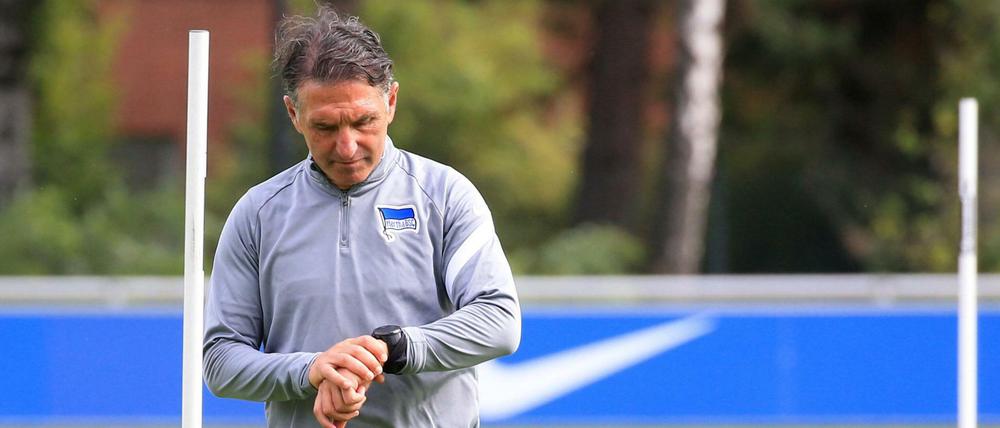 Was? Schon so spät? Trainer Bruno Labbadia hätte gern mehr Zeit für die Vorbereitung gehabt.