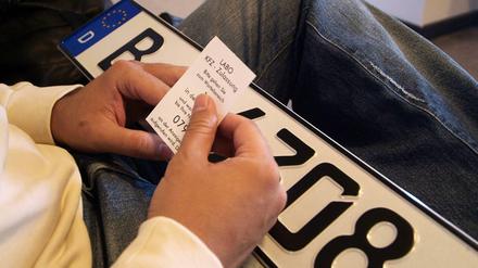 Oder doch lieber eine Nummer ziehen? Online-Anmeldung und Kfz-Zulassungsstellen in Berlin waren bisher beide ein Ärgernis.