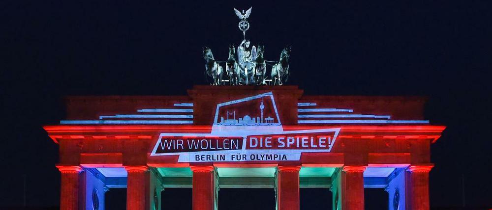 Der Schriftzug "Wir wollen die Spiele. Berlin für Olympia" steht im Januar 2015 Brandenburger Tor in Berlin. 