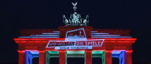 Der Schriftzug "Wir wollen die Spiele. Berlin für Olympia" steht im Januar 2015 Brandenburger Tor in Berlin. 