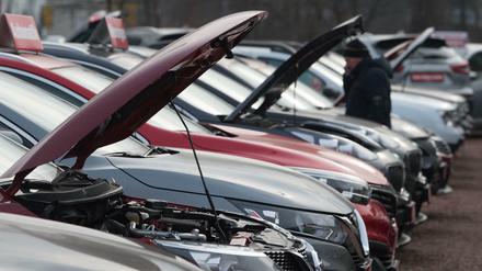 Verschiedene Autos stehen zum Verkauf bereit. 