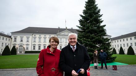 Laden sich Jugendliche ins Schloss. Bundespräsident Frank-Walter Steinmeier und seine Frau, Unicef-Schirmherrin Elke Büdenbender erfuhren Neues über Alltagsrassismus bei einer Diskussion mit dem Unicef-Junior-Beirat