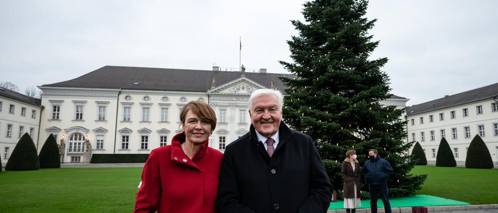 Laden sich Jugendliche ins Schloss. Bundespräsident Frank-Walter Steinmeier und seine Frau, Unicef-Schirmherrin Elke Büdenbender erfuhren Neues über Alltagsrassismus bei einer Diskussion mit dem Unicef-Junior-Beirat