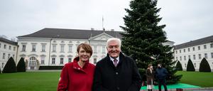 Laden sich Jugendliche ins Schloss. Bundespräsident Frank-Walter Steinmeier und seine Frau, Unicef-Schirmherrin Elke Büdenbender erfuhren Neues über Alltagsrassismus bei einer Diskussion mit dem Unicef-Junior-Beirat