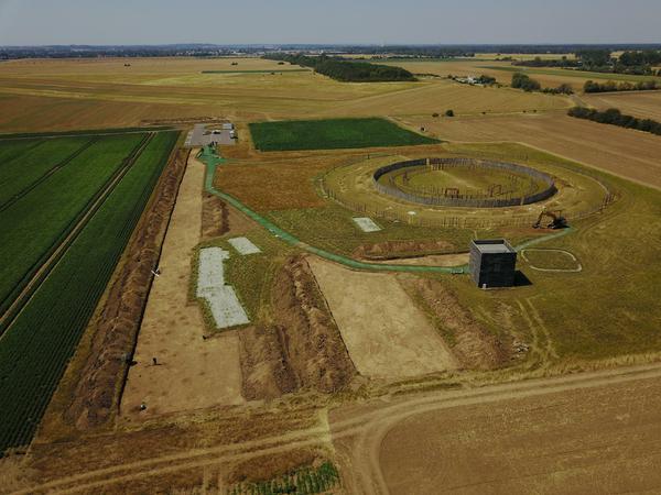 Die zwischen Feldern gelegene Kreisanlage des Heiligtums in einer Luftaufnahme.