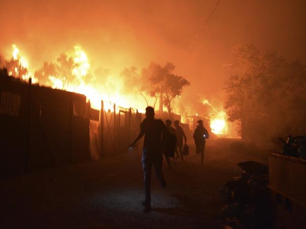 Fotos aus der Nacht zeigen Szenen der Panik in Moria.