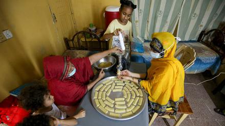 Plätzchenbacken in Khartoum. Eine sudanesische Familie vor dem Eid al-Fitr Fest im Mai, das den Ramadan beendet.