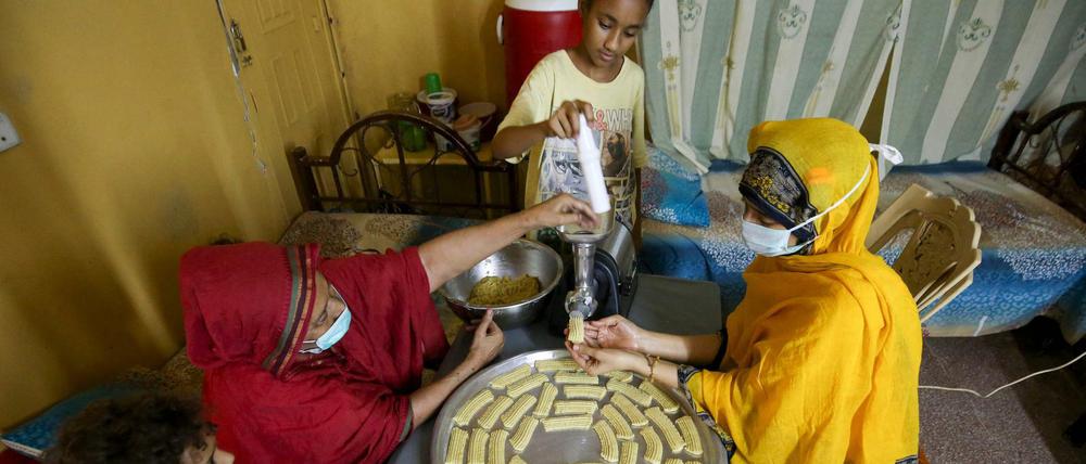 Plätzchenbacken in Khartoum. Eine sudanesische Familie vor dem Eid al-Fitr Fest im Mai, das den Ramadan beendet.
