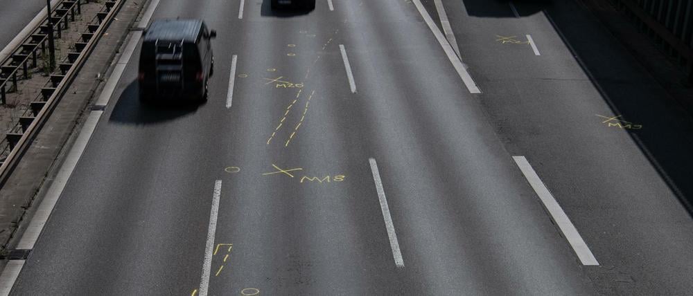 Kreidespuren erinnern noch an den Anschlag auf der Berliner Stadtautobahn. 