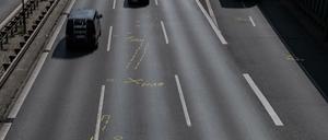 Kreidespuren erinnern noch an den Anschlag auf der Berliner Stadtautobahn. 