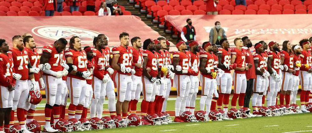 Die Spieler der Kansas City Chiefs stehen vor dem Spiel zusammen. Das gefällt nicht allen im Stadion.