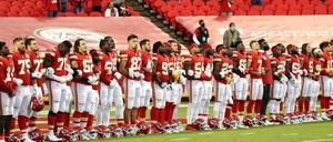 Die Spieler der Kansas City Chiefs stehen vor dem Spiel zusammen. Das gefällt nicht allen im Stadion.