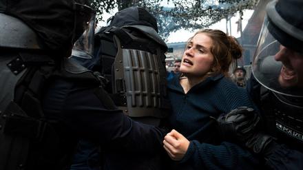 Luisa (Mala Emde) kämpft in "Und morgen die ganze Welt" im schwarzen Block gegen Nazis und die Polizei.