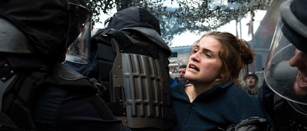 Luisa (Mala Emde) kämpft in "Und morgen die ganze Welt" im schwarzen Block gegen Nazis und die Polizei.