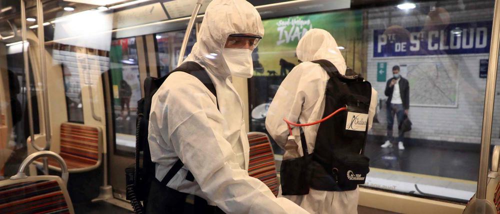 Kampf gegen Corona: Mitarbeiter der RATP desinfizieren Zugwagons, die im Großraum Paris unterwegs sind.