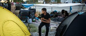 Planen und Campingzelte ersetzen vorerst die Zelte, in denen die vielen Flüchtlinge in dem völlig überfüllten Lager Moria gelebt haben. 