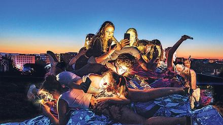 Jugendliche auf dem Fotoarbeit "Smartphone Stacks" von Florian Mehnert.