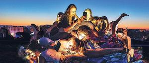 Jugendliche auf dem Fotoarbeit "Smartphone Stacks" von Florian Mehnert.