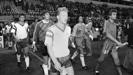 Kapitän Matthias Sammer (vorn) führt die DDR-Fußballnationalmannschaft auf das Spielfeld.