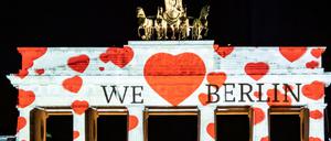 Das Brandenburger Tor beim Probeleuchten für das diesjährige Festival.