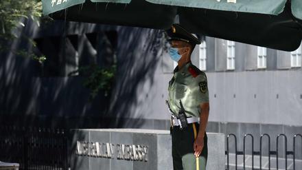 Ein chinesischer Polizist vor der australischen Botschaft in Beijing. 