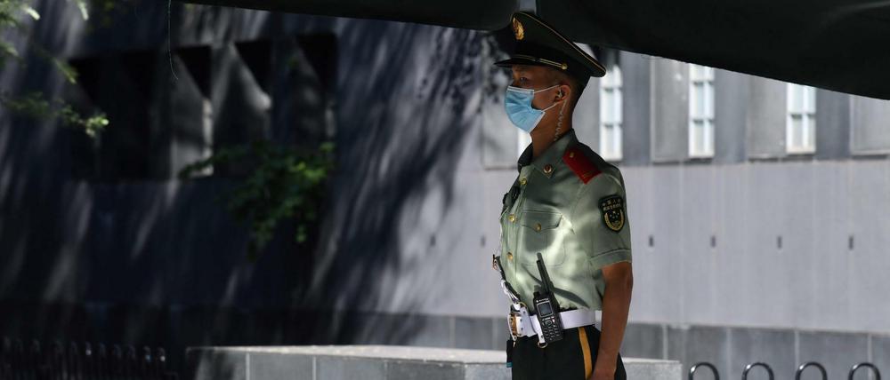 Ein chinesischer Polizist vor der australischen Botschaft in Beijing.