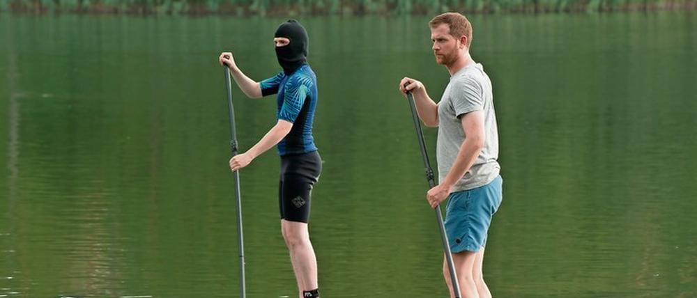In Hund Käthe hat Therapeut Paul (Christoph Schechinger, re.) eine hervorragende Assistentin, um dem seit einem Unfall im Gesicht entstellten Chris (Tilmann Pörzgen) wieder neuen Mut zu geben.