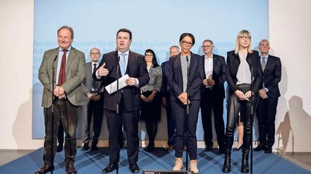 er Minister und seine Ratgeber: Anfang des Jahres stellte Hubertus Heil das Gremium vor, mit Frank Bsirske (links) und Janina Kugel (rechts neben Heil) an der Spitze. 