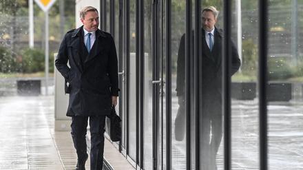 Christian Lindner, Fraktionsvorsitzender und Parteivorsitzender der FDP, kommt zu dem Tagungsort für die Koalitionsverhandlungen. Heute beginnen die Koalitionsverhandlungen zwischen SPD, FDP und Bündnis 90/Die Grünen zur Regierungsbildung nach der Bundestagswahl. +++ dpa-Bildfunk +++