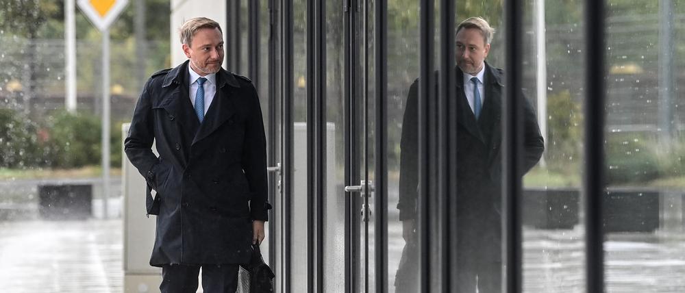 Christian Lindner, Fraktionsvorsitzender und Parteivorsitzender der FDP, kommt zu dem Tagungsort für die Koalitionsverhandlungen. Heute beginnen die Koalitionsverhandlungen zwischen SPD, FDP und Bündnis 90/Die Grünen zur Regierungsbildung nach der Bundestagswahl. +++ dpa-Bildfunk +++